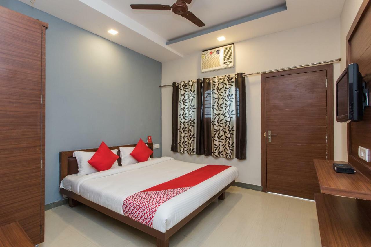 Oyo 17161 Hotel Mahalaxmi Ujjain Exteriör bild